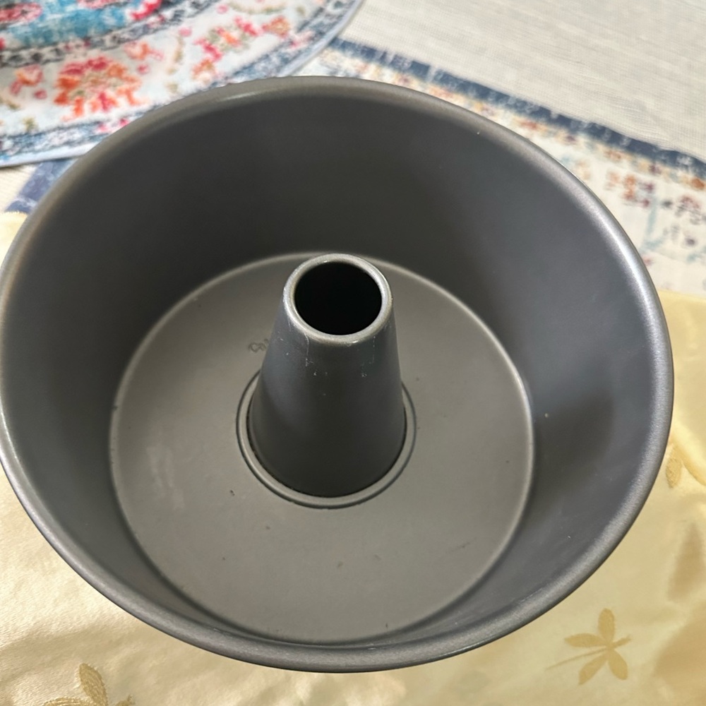 Calphalon Nonstick Bakeware Angel Food Cake Pan 10” Round Heavy Gauge Steel.